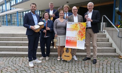 Oberbürgermeister Dennis Weilmann, Schirmherr der Veranstaltung, freut sich gemeinsam mit Ute Dademasch (Vorstand Werker Stiftung), Andreas Meyer (Geschäftsbereichsleiter Kultur), Juliane Gaube (Leitung Kontaktstelle Musik Region Braunschweig), Matthias Klingebiel (Leitung Musikschule der Stadt Wolfsburg), Frank Hitzschke (Bereichsleitung City Management, WMG) und Kai-Uwe Hirschheide (Kulturdezernent) auf ein tolles Musikfest.