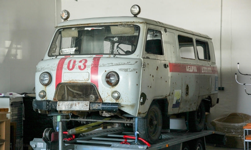 Der Krankenwagen als ein Symbol für die Kriegsverbrechen.