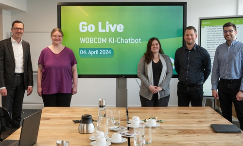 Das Projektteam freut sich über das Go Live des WOBCOM KI-Chatbots (v.l.): Dalibor Dreznjak, Jessica Klapproth, Chantal Heinemann, Tobias Malonnek und Nikola Simovic.