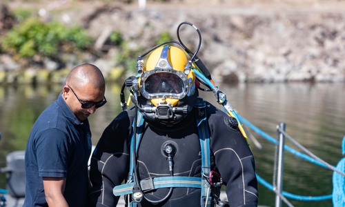 Taucher der von Strabag beauftragten Schollenberger Kampfmittelbergung GmbH am Stichkanal Salzgitter.