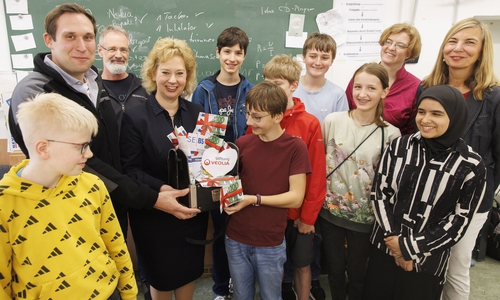 Steffen Jütte (SEBS, 2. V. l. und Stiftungspate), Judith Kraft (4. v. l., Geschäftsführerin SEBS) und Ina Patricia Rieger (Öffentlichkeitsarbeit SEBS) übergaben im Namen der Veolia Stiftung 1.000 Euro an das Projekt „Repair AG“ am Braunschweiger Wilhelm-Gymnasium.
