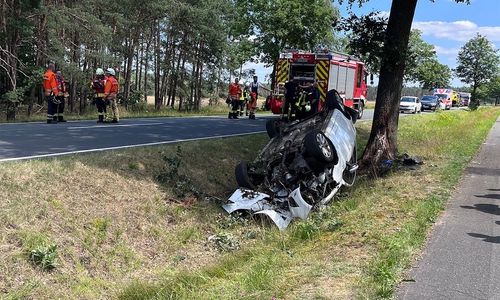 Die verunfallte Frau musste aus ihrem Fahrzeug befreit werden.