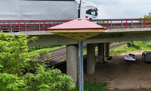 In den neuen Nisttürmen sollen die Mauersegler vor dem Brückenbau unterkommen.