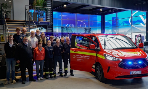 Die Ortsfeuerwehr Cramme mit Ortsbrandmeister Frank Abel, stellv. Ortsbrandmeisterin Joana Abel, die Vorsitzende der Crammer Landwirtschaft e.V. Linda Knackstedt sowie Herr Piske mit dem Team vom Autohaus Ford Piske.