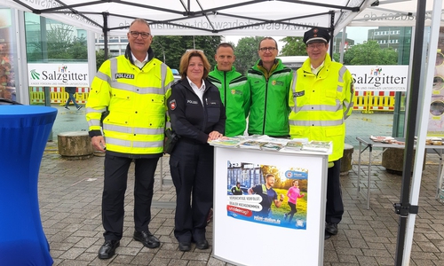 Am Infostand vor dem Rathaus (v.l.n.r.): Hans-Jörg Hartewig, Kathrin Lacey, Mitarbeiter der Verkehrswacht, Andreas Kelm.