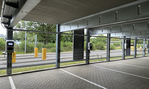 20 Ladepunkte wurden im Parkhaus am Forschungsflughafen in Betrieb genommen. 