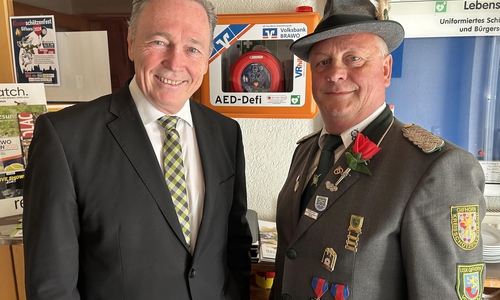 USK-Major Karsten Ziebart (rechts) bedankt sich für den gestifteten Defibrillator bei Volksbank-Direktor Thomas Fast. 