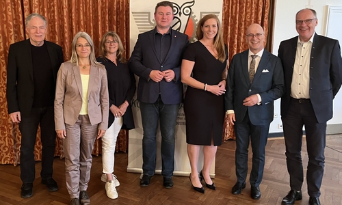 Die Bürgermeister Nils Neuhäuser genannt Holtbrügge (4.v.r.) und Maren Wegener (3.v.r.) referierten über die Perspektiven des Südkreises Peine, hier zusammen mit dem Vorsitzenden des Industrievereins Stefan Honrath (2.v.r.) sowie den Vorstandsmitgliedern (v.l.n.r.) Wolfgang Christmann, Dr. Franziska Gromadecki, Caroline Dolle und Armin Fieber (r.).