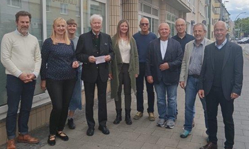 Bei der symbolischen Spendenübergabe dabei (von links): Michael Bahn, Barbara Horn, Victoria Carlos, Professor Dr. Klaus-Dieter Littmann, Dr. Stefanie Thierack, Sven-Thomas Munte, Professor Dr. Wolfgang Harringer, Dr. Christoph Menze, Dr. Marco Burger und Dr. Rainer Prönneke. 