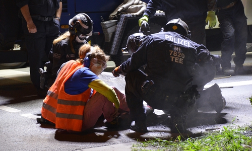 Julian Huber (20) wird von der Technischen Einsatzeinheit (TEE) der Polizei von der Wolfenbütteler Straße getrennt. Es blieb ein Schlagloch.