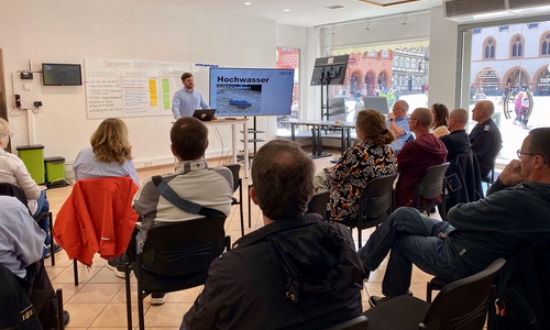 Die erste Informationsveranstaltung zur freiwilligen Hochwasserhilfe war gut besucht. Christian Warzecha (am Rednerpult) vom Team des MachMit!Hauses freute sich über 19 weitere Anmeldungen.