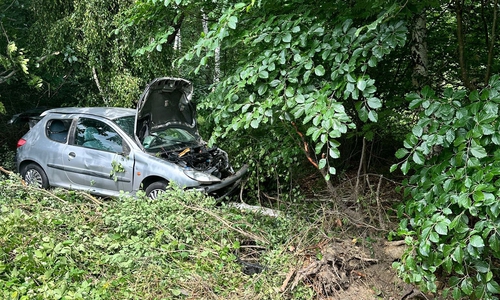 Das Auto war von der Autobahn abgekommen.