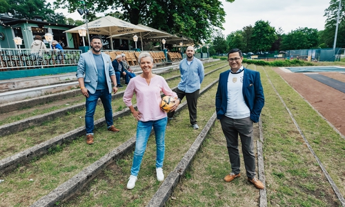 Freuen sich auf das Family Viewing: (v.l.n.r.) Christian Siebke (Zur Freundschaft, Geschäftsführer), Antje Tümmler (PSV Braunschweig e. V., Vorstand), Marc Breuer (BLSK, Filialleiter Kastanienallee), Sikander Shah (BLSK, Bereichsleiter Privat- und Geschäftskunden).