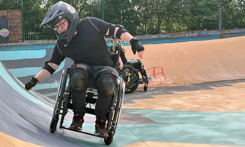  Mit dem Rollstuhl wurden der Skateplatz und die Rampen befahren