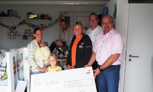 Bei der Übergabe. Luca und seine Familie bekommen endlich Hilfe. EEW-CEO Timo Poppe (hinten rechts).