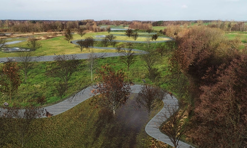 Aktuell zieht sich die Schunter als gerades Band durch die Landschaft. Die angestrebte Laufänderung mit Strukturelementen und Bäumen soll für Natürlichkeit sorgen - auf dieser Visualisierung zu sehen.