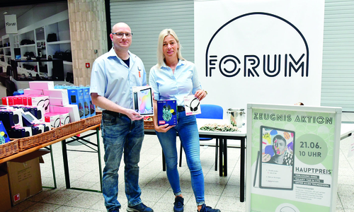 Karina Karger vom FORUM-Centermanagement und Sören Albrecht-Wilk, Bereichsleiter bei Expert, nahmen die Zeugnisse entgegen und gaben die Preise heraus