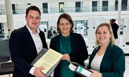 Während des gestrigen Plenums im Niedersächsischen Landtag haben die Landtagsabgeordneten Kirsikka Lansmann und Philipp Raulfs das Gifhorner Kita-Positionspapier der Kommunen, Kita-Träger und Eltern aus dem Landkreis Gifhorn an die Kultusministerin Julia Willie Hamburg übergeben