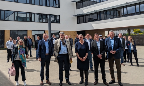 Vorne v. links: Landtagsabgeordnete Annette Schütze, Michael Schrader (Immobilienwirtschaftsbetrieb, LK Peine), Landrat Henning Heiß, Schulleiterin Kathrin Mürmann, Bürgermeister Tobias Grünert und Bürgermeister Gerd Albrecht (Wendeburg).