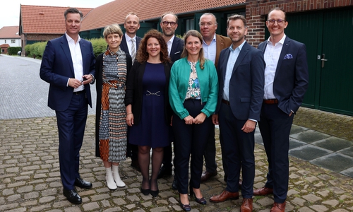 Wirtschaftsempfang des Oberbürgermeister der Stadt Wolfsburg, v. l. Thomas Schmall, Prof. Dr. Angela Ittel, Dr. Bernd Schmid, Stephanie Levy, Jens Hofschröer, Irina Franz, Günther Graf von der Schulenburg, Oberbürgermeister Dennis Weilmann und Florian Wagner.