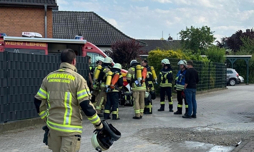 Die Feuerwehr musste am Brandort zunächst die Lage erkunden.