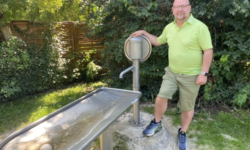 Marc Angerstein an der besagten Wasserpumpe. Immer wieder soll es hier zur Sabotage kommen.