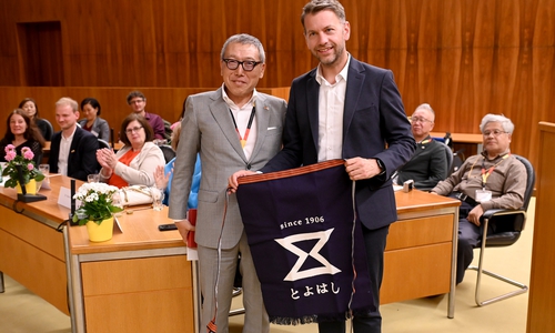 Oberbürgermeister Dennis Weilmann erhält ein Gastgeschenk vom Honorarkonsul aus Toyohashi, Goro Kamino.