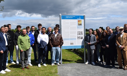  Gruppenbild der Einweihung (u.a. Erster Bürgermeister Stefan Klein (links), Carsten Bauerochse (5. v. l., Kreisgeschäftsführer des Volksbundes), Dr. Rainer Bendick (2. v. l.) und Hans Jürgen Gatzen (rechts)
