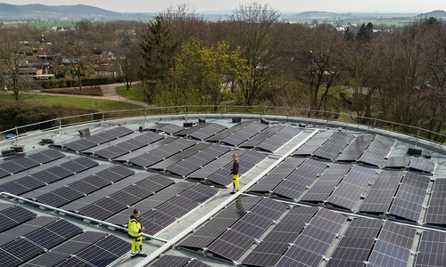 Auf einem der beiden Trinkwasserspeicher wurden die PV-Module bereits installiert.