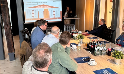 Peine Marketing Geschäftsführerin Anja Barlen-Herbig präsentierte unter anderem die Säulen des Stadtmarketings und den damit verbundenen Projekten für eine lebendige Peiner Innenstadt. 