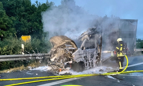 Das Fahrzeug wurde durch die Flammen stark beschädigt.