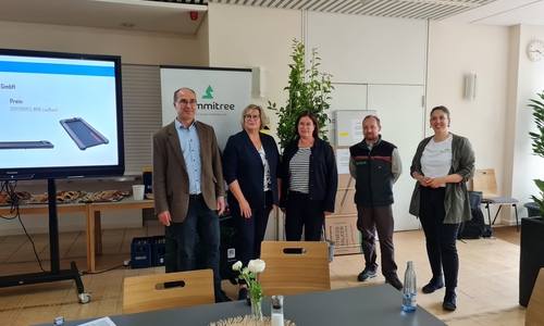 Geschäftsführer Dr. Jörg Aßmann (v. l.) mit den beiden Bestplatzierten Teilnehmerinnen Bianca Questereit (Goslarer Wohnstätten GmbH) und Claudia Glaub (Glaub Automation Salzgitter) sowie Marcel Möller (Stadtforst Goslar) und Sara Brandt vom technischen Dienstleister Summitree.