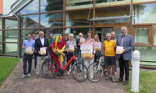 Rufen zum Mitmachen bei der 3. BraunschweigerLANDpartie auf (v.l.n.r.): Benedikt Einert (Leiter Till Eulenspiegel-Museum), Florian Hamel (Klimaschutzmanagement SG Elm-Asse), Dirk Neumann (Bürgermeister Samtgemeinde Elm-Asse), Lars Eberst (Grundschule Remlingen), Till Eulenspiegel, Claus Pahlitzsch (Landkreis Wolfenbüttel), Landrätin Christiana Steinbrügge, Fritz Rössig (Abteilungsleiter Regionalverkehr, Regionalverband Großraum Braunschweig), Kerstin Geffers (Projektkoordinatorin Landkreis Wolfenbüttel), Christine Becker (Freiwilligenagentur, Projektbüro Elm-Asse), Klaus Eckstein (ADFC Wolfenbüttel), Christoph Genth (Klimaschutzmanagement SG Elm-Asse) und Volker Meier (Geschäftsführer Landvolk im Braunschweiger Land).