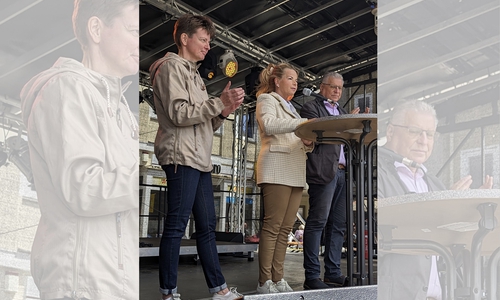 Der Jürgenohler Marktplatz konnte nach mehrmonatiger Sanierungszeit durch Oberbürgermeisterin Urte Schwerdtner (Mitte) im Rahmen des Stadtteilfestes wiedereröffnet werden. Annett Eine (re.) und Claus-Eberhardt Roschanski (li.) freuten sich gleich doppelt: Die beiden Ratsmitglieder, sind auch die Organisatoren des Stadtteilfestes.