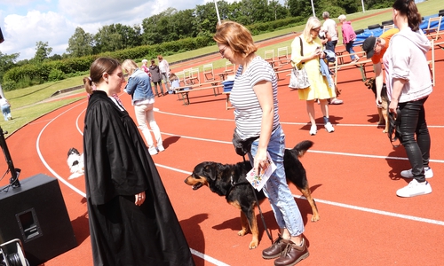 Pastorin Eva Bartkowski hatte am Sonntag zur Tiersegnung eingeladen.