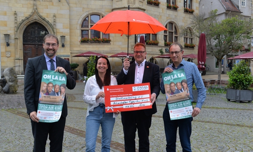 Das mittlerweile etablierte Helmstedter Open-Air-Kino im Wohnzimmer der Stadt - dem Marktplatz - wäre ohne den „Rettungsschirm“ der Braunschweigischen Sparkassenstiftung und der Landessparkasse ins sprichwörtliche Wasser gefallen. Thomas Mosenheuer (Braunschweigische Sparkassenstiftung, von links), Kerstin Pflaum (Geschäftsstellenleiterin helmstedt aktuell), Sven Gewiese (Braunschweigische Landessparkasse) und Christian Blanck (Pressesprecher helmstedt aktuell) freuen sich über die Fortsetzung des beliebten Veranstaltungsformates.