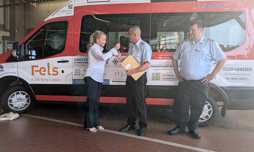 Oberbürgermeisterin Urte Schwerdtner (li.) übergibt den Autoschlüssel an Stadtbrandmeister Christian Hellmeier (Mitte). Später wandert er noch zum Stadtjugendfeuerwehrwart Thomas Hannak, dem endgültigen Empfänger.