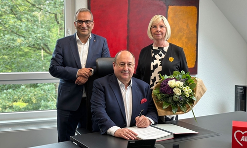 Maic Lindner  wurde vom Präsidium des AWO- Bezirksverbandes Braunschweig e. V. als neuer stellvertretender Vorsitzender des Vorstandes berufen. Von links: Rifat Fersahoglu-Weber (Vorstandsvorsitzender), Maic Lindner (Nachfolger Dirk Bitterbergs als stellvertretender  Vorstandsvorsitzender), Gabriele Siebert- Paul (Vorsitzendes des Präsidiums, AWO-Bezirksverbandes Braunschweig).