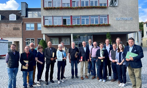 Teilnehmende der Stiftungsratssitzung im Juni 2024 vor dem Schöppenstedter Rathaus: von links, vordere Reihe: Marten Schrader (Stiftungsrat), Thomas Fricke (Stiftungsrat), Willi Dietzsch (Stiftungsrat), Angelika Uminski-Schmidt (Stiftungsrat), Michael Waßmann (Stiftungsrat), Christiana Steinbrügge (Stiftungsvorstandsvorsitzende), André Isensee (Stiftungsrat), Rudolf Wollrab (Stiftungsrat), Dirk Neumann (Stiftungsvorstand), Axel Szybay (Stiftungsvorstand), Sven Volkers (Leitung Stiftungsverwaltung), Dr. Ulrike Witt (Stiftungsrat), Marcus Bosse (Stiftungsrat), Andre Volke (Stiftungsrat), Prof. Dr. Gert Bikker (Stiftungsrat), Antonia Aulbert (Stiftungsrat) und Uwe Schäfer (Vorsitzender Stiftungsrat).