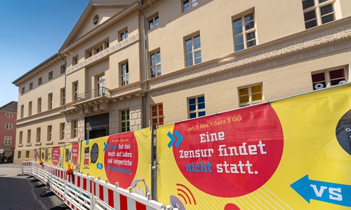 Die Open Air-Ausstellung zum Grundgesetz wurde Opfer von Vandalismus. (Archiv)