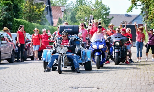 Das Straßenteam Unter der Eiche gewann 2022 bei der Straßenolympiade unter dem Motto Leinde rockt den Preis für den besten Wagen.