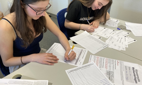 Schüler bei der Vorbereitung der Wahl.