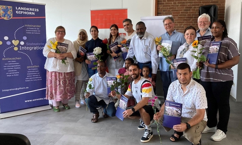 In einem feierlichen Abschluss erhielten 14 engagierte Menschen in den Räumen von L!fe Concepts ihre Zertifikate als Integrationslotsin und Integrationslotse.