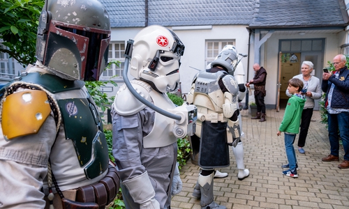 Die Helden der Sonderausstellung „Galaktisches Goslar“ waren während der „Galaktischen Nacht“ ein beliebtes Fotomotiv.