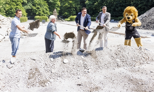 Den Spatenstich für die Umgestaltung setzten v.l. Gordon Schnepel (Sportausschuss), Juliane Krause (Bezirksbürgermeisterin), Oberbürgermeister Dr. Thorsten Kornblum, Nils Mittmann (Geschäftsführer der Basketball Löwen Braunschweig) und Maskottchen Henri.