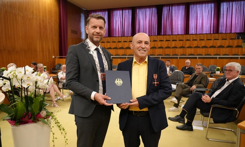 Oberbürgermeister Dennis Weilmann zeichnet Paolo Brullo mit dem Verdienstorden der Bundesrepublik Deutschland aus.