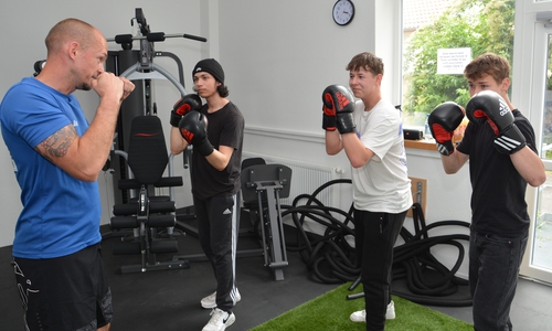Trainer Dirk Urban (links) erklärt die richtige Auslage beim Boxen (von rechts): Niko Kacprzak, Dean Schröder und Rexhep Sulejmanov.