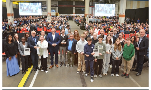 Gruppenbild der Preisträger gemeinsam mit dem Oberbürgermeister, dem Werkmanagement und dem Betriebsrat von Volkswagen Braunschweig. 