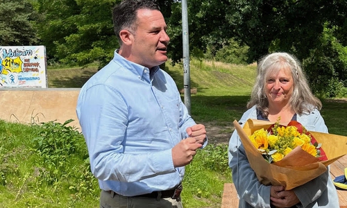  Bürgermeister Matthias Nerlich lobte das Engagement des Kinderschutzbundes Gifhorn und brachte nicht nur Blumen für Claudia Klement mit, sondern auch ein Skateboard zum Verleihen.