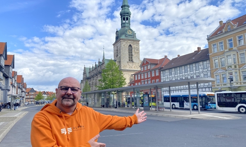 CDU-Fraktionsvorsitzender Marc Angerstein zeigt auf den Kornmarkt, der als ein Brennpunkt nach Vorstellung seiner Fraktion künftig videoüberwacht werden soll.